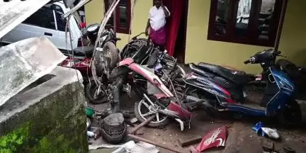 കുന്നത്തൂർ: വർക്ക്ഷോപ്പ് മാറിപ്പോയതാ സാറെ, മൈനാഗപ്പള്ളിയിൽ ടൂവീലർ വർക്ക്ഷോപ്പിലേക്ക് കാർ ഇടിച്ച് കയറി, നിരവധി വാഹനങ്ങൾ നശിച്ചു