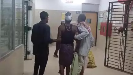 ଢେଙ୍କାନାଳ ସଦର: ନିମିଧା ଗ୍ରାମ ନିକଟରେ ତାଳ ଗଛରୁ ପଡି ଯୁବକ ଗୁରୁତର