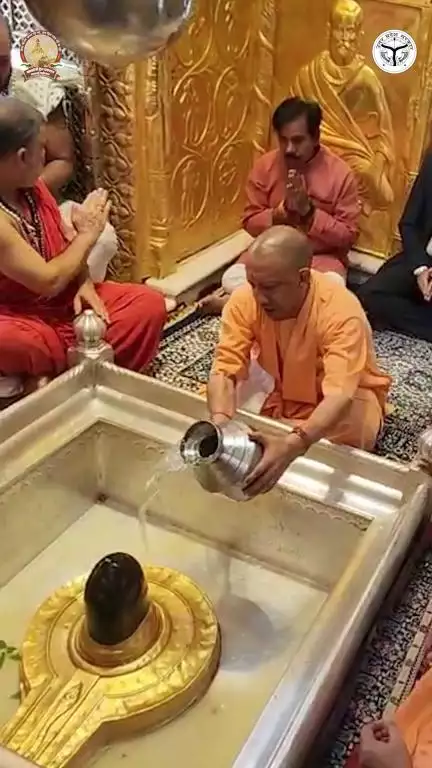 #UPCM श्री @myogiadityanath जी ने आज धर्मनगरी काशी में बाबा विश्वनाथ जी के दर्शन-पूजन कर लोक-मंगल हेतु प्रार्थना की।