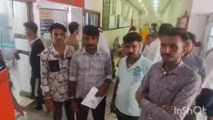 रोहट: रोहट के बागड़ियां गांव में घर में पशुओं को खिलाने के लिए मशीन से चारा काटते समय युवक हुआ घायल