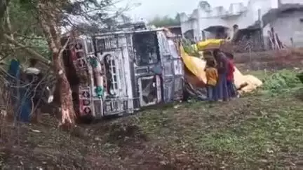 डिंडौरी: विदयपुर गांव के समीप बाइक को बचाने के प्रयास में अनियंत्रित होकर पलटा सोयाबीन से लदा ट्रक, बाल-बाल बचे चालक और परिचालक