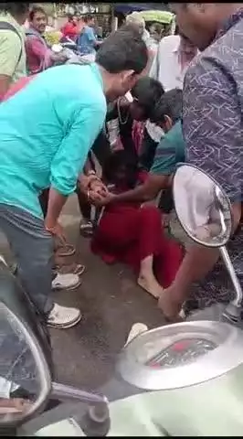 భీమిలి: కొమ్మాది డౌన్ రహదారిపై బైక్‌ అదుపుతప్పిన ఘటనలో విద్యార్థినికి గాయాలు