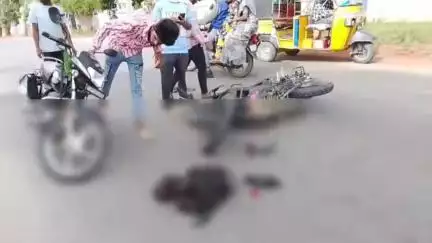 పలమనేరు: నక్కనపల్లి వద్ద రెండు బైక్‌లు ఢీకొని ఇద్దరికి గాయాలు, ఆసుపత్రికి తరలింపు