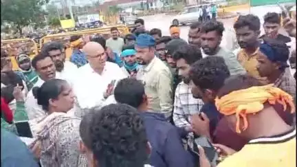 जगदलपुर: नगरनार स्टील प्लांट के सामने ठेका कंपनी और निकाले गए कर्मचारियों के बीच जमकर तू-तू मैं-मैं, कंपनी ने मांगा 15 दिन का समय
