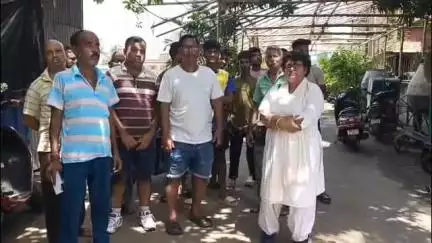 ব্যারাকপুর ২: পানিহাটিতে প্রকাশ্য রাস্তায় অস্ত্র নিয়ে দাপাদাপি যুবকদের ঘটনাস্থলে খড়দহ থানার পুলিশ