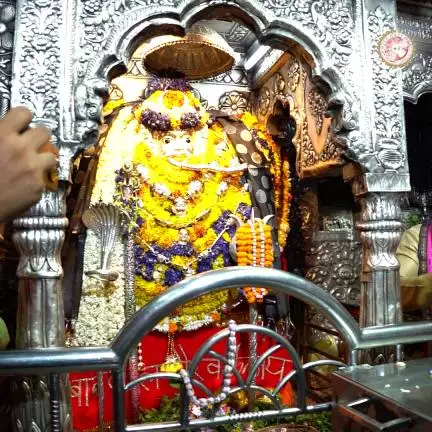 वाराणसी में बाबा विश्वनाथ और काशी के कोतवाल भगवान काल भैरव मंदिर में दर्शन-पूजन कर जग कल्याण की कामना की।