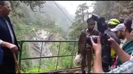 राजगढ़ी: डीएम प्रशांत आर्य ने यमुनोत्री पैदल मार्ग पर नौ कैंची बैंड के पास पहुंचकर रेस्क्यू अभियान का लिया जायजा