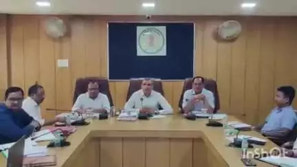बेमेतरा: बेमेतरा कलेक्ट्रेट में कलेक्टर रणवीर शर्मा ने अधिकारियों के साथ समय सीमा के लिए बैठक की, विभागीय कामकाज की की समीक्षा