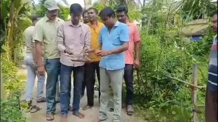 নন্দীগ্রাম ১: আকন্দবাড়ী ১৮০নং বুথে একটি ঢালাই রাস্তা নির্মাণের শুভ সূচনা আজ করলেন পঞ্চায়েত সমিতির সভাপতি শ্যামল কুমার সাউ
