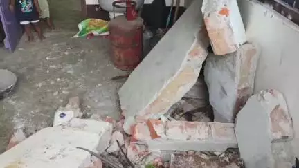 রাজগঞ্জ: বামনডাঙ্গা চাবাগানে বুনো হাতির হামলায় ক্ষতিগ্রস্ত হল একটি বাড়ি সহ তিনটি দোকান।এঘটনায় ঐ এলাকায় আতঙ্ক ছড়িয়ে পড়েছে