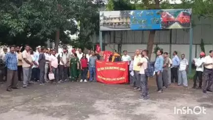 जमालपुर: डीजल शेड जमालपुर में लेबर कार्ड के विरोध और पद सृजन की मांग पर गेट मीटिंग का आयोजन