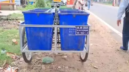 মেদিনীপুর: বারবার বলার পরেও আবর্জনা পরিষ্কার করেনি পৌর কর্মীরা, কুইকোটা এলাকায় আবর্জনার গাড়িতে তালা ঝোলালেন মহিলা