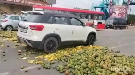 ಕೋಲಾರ: ಮಾವು ಬೆಲೆ ಕುಸಿತ, ರಾಜ್ಯ ಸರ್ಕಾರದ ವಿರುದ್ದ ಕೊಂಡರಾಜನಹಳ್ಳಿ ಸಮೀಪ ರಾಷ್ಟ್ರೀಯ ಹೆದ್ದರಿಗೆ ಮಾವು ಸುರಿದು ಪ್ರತಿಭಟನೆ