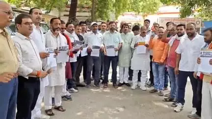 मिर्ज़ापुर: बीपी सिंह सामाजिक न्याय मंच ने पूर्व प्रधानमंत्री बीपी सिंह को भारत रत्न देने की मांग को लेकर कलेक्ट्रेट में किया प्रदर्शन