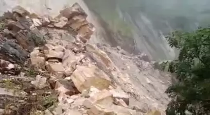 पोखरी: पोखरी रौता मोटर मार्ग भाटा के समीप भारी भू धंसाव के कारण अवरुद्ध, आवागमन में हो रही परेशानी