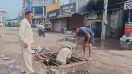 रेवाड़ी: वार्ड-13 के पार्षद चंदन यादव ने कर्मचारियों के साथ मिलकर खुद नालों की जाली की साफ