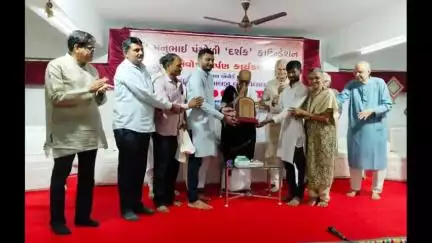 પાલીતાણા: માયધાર લોક વિદ્યાલય ને મોરારીબાપુ ના હસ્તે દર્શક સન્માન એનાયત કરવામાં આવ્યું
