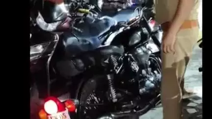 पिथौरागढ़: कोतवाली पुलिस ने शहर में रेट्रो साइलेंसर लगाकर लोगों को परेशान करने वाले दो चालकों की बुलेट की सीज