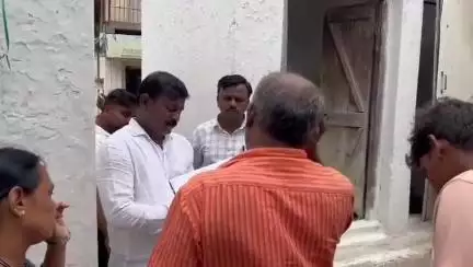ಇಳಕಲ್‌: ನಗರದ ಮನೆ ಮತ್ತು ಅಂಗಡಿಗಳಿಗೆ ತೆರಳಿ ಆಸ್ತಿಗಳನ್ನು ಗಣಕೀಕೃತಗೊಳಿಸಲು ನಗರಸಭೆ ಅಧಿಕಾರಿಗಳ ಮನವಿ