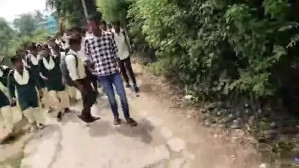 जवाहरलाल नेहरू महाविद्यालय चक्रधरपुर में इंटर की पढ़ाई बंद किए जाने के खिलाफ छात्रों में आक्रोश, निकाली रैली सांसद विधाय