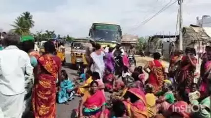 உசிலம்பட்டி: நெல் கொள்முதல் நிலையத்தில் கொள்முதல் பணி நிறுத்தம்-" நாட்டார்மங்கலம் சாலையில் மறியலில் ஈடுபட்ட கிராம மக்கள் குண்டுகட்டாக கைது"