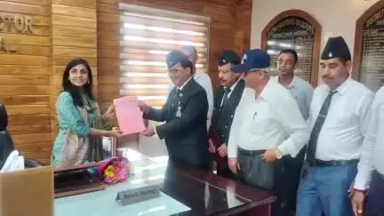 पौड़ी: पूर्व सैनिकों ने नवनियुक्त जिला अधिकारी स्वाति एस भदौरिया का बधाई पत्र व स्मृति चिन्ह देकर किया स्वागत