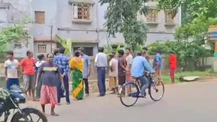 মেদিনীপুর: আবর্জনা সাফাই কর্মীদের গাড়িতে তালা ঝোলানোর পর কুইকোটার ঘটনাস্থলে কাউন্সিলর, প্রতিবাদ করলেন তিনি