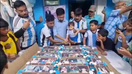 ব্যারাকপুর ১: লিওনেল মেসির ৩৮তম জন্মদিন পালন হল ৩৮ পাউন্ডের কেক কেটে ইছাপুর আর্জেন্টিনার ফ্যান্স ক্লাবের পক্ষ থেকে