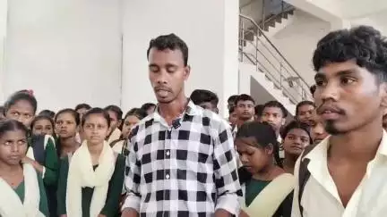 जवाहरलाल नेहरू महाविद्यालय चक्रधरपुर में इंटर की पढ़ाई बंद किए जाने के खिलाफ छात्रों में आक्रोश, निकाली रैली सांसद विधाय