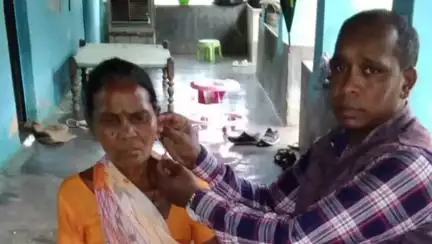कांसाबेल: मुख्यमंत्री कैंप कार्यालय की पहल पर श्रवण दोष से पीड़ित बुंदा लकड़ा को प्रदान किया गया श्रवण यंत्र