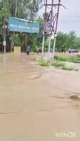 बेहट: स्पोर्ट्स कॉलेज में निकासी ना होने से ताहरपुर गांव बना टापू, सड़क पर लगा जाम