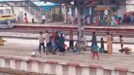 रीठी: रीठी रेलवे स्टेशन पर मामूली बात पर दो पक्षों में लात-घूंसे और लाठी-डंडे चले, स्टेशन पर मची अफरा-तफरी