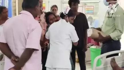 நாட்றாம்பள்ளி: தந்தையின் கவனக்குறைவால் விபரீதம்- நாயனசெருவு பகுதியில்  1½ வயது குழந்தை டிராக்டரின் பின் சக்கரத்தில் சிக்கி உயிரிழப்பு
