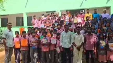கறம்பக்குடி: A.மாத்தூர் அரசு பள்ளியில் மாணவர்களுக்கு போட்டித் தேர்வுக்கான கையேடுகளை வழங்கிய முன்னாள் மாணவர்கள்