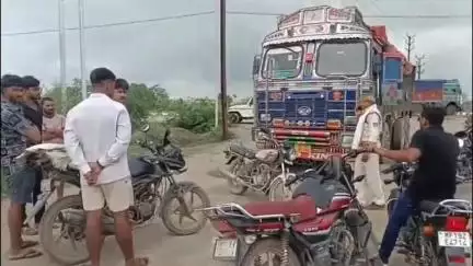 बेला बायपास पर अनियंत्रित ट्रक की चपेट में आकर भैंस की हुई मौत, पुलिस ने ट्रक को किया ज़ब्त