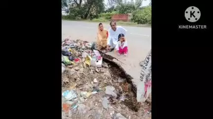 निज़ामाबाद: निजामाबाद फूलपुर तिराहा के पास सड़क धंसी, बड़ी दुर्घटना का खतरा सभासद व समाजसेवी ने किया निरीक्षण#jansamasya