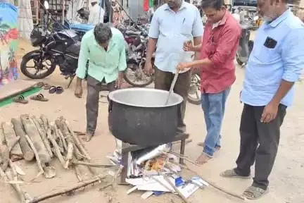పుంగనూరు: వంట వార్పుతో నిరసన కార్యక్రమం నిర్వహించిన మున్సిపల్ ఇంజనీరింగ్ కార్మికులు.