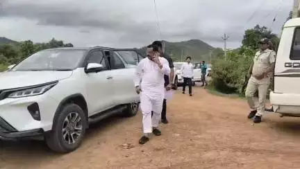 ବୌଦ୍ଧ ସଦର: ଭଉଁରୀ ପଥର ଗ୍ରାମରେ ପହଞ୍ଚି ରେଳ ପଥରେ କ୍ଷତିଗ୍ରସ୍ତ ଗ୍ରାମବାସୀଙ୍କୁ ଭେଟିଲା ବିଧାନସଭା ଗୃହ କମିଟି