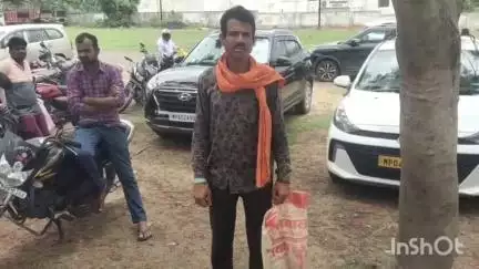 अनूपपुर: "जिंदा हूं साहब, फिर भी मृतकों में नाम!" — राशन के लिए कलेक्ट्रेट पहुंचा पकरिया का अमर दास