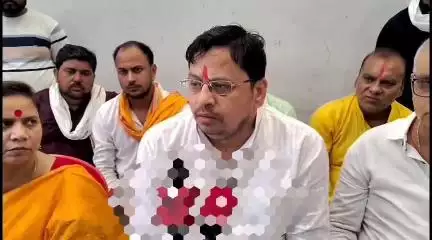 इटावा: सदर इलाके में ब्राह्मण महासभा ने प्रेस कांफ्रेंस कर बकेवर मामले में महिला से छेड़छाड़ की जानकारी दी