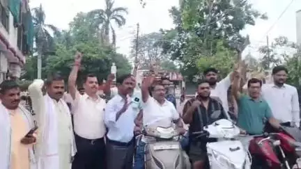 चंदौसी: चंदौसी के मालवीय चौक पर भारी तादाद में एकत्रित हुए चंदौसी शहरवासी, एसडीएम विनय मिश्रा का स्थानांतरण रुकवाने की मांग की