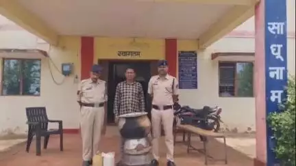 कसडोल: राजादेवरी पुलिस ने अवैध महुआ शराब बिक्री करने वाले एक आरोपी शराब कोचिया को किया गिरफ्तार