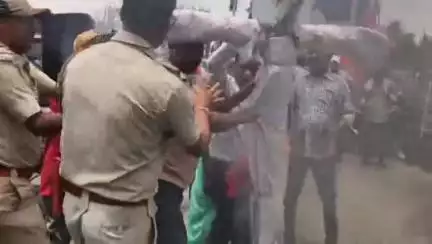 ফরিদপুর দুর্গাপুর: নদীয়ার কালিগঞ্জে নাবালিকা তামান্না খাতুনের মৃত্যুর ঘটনার প্রতিবাদে বাঁকুড়া মোড় অবরোধ করে বিক্ষোভ সিপিএম এর