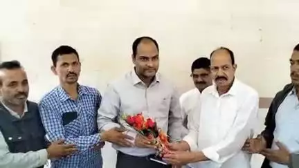 चम्पावत: चंपावत जिले के नवनियुक्त जिला अधिकारी मनीष कुमार का कांग्रेस कार्यकर्ताओं ने फूल मालाओं के साथ स्वागत किया