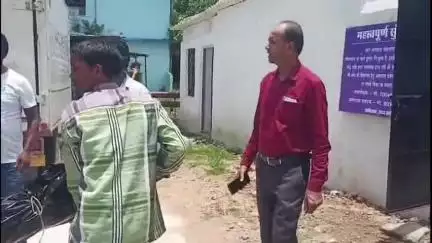 लोहरदगा: पशु चराने गए ग्रामीण की वज्रपात से मौत, सांसद प्रतिनिधि की मौजूदगी में हुआ पोस्टमार्टम