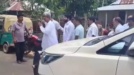 মোহনপুর: অনঙ্গনরে আক্রান্ত CPI(M)- নেতার বাড়ি পরিদর্শন করলেন প্রাক্তন মুখ্যমন্ত্রী মানিক সরকার