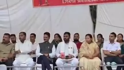 मंडला: सर्किट हाउस के सामने रानी दुर्गावती स्मारक में बलिदान दिवस मनाया गया, पुलिस ने दिया गार्ड ऑफ ऑनर