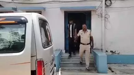 স্বরূপনগর: বাংলাদেশে ২৪ বোতল ফেনসিডিল পাচার করতে গিয়ে তারালি সীমান্তে বিএসএফের জালে পাকড়াও যুবক