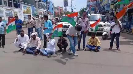 বর্ধমান ১: কালিয়াগঞ্জের ঘটনার প্রতিবাদে বর্ধমানের কার্জন গেট পথ অবরোধ করল পূর্ব বর্ধমান জেলা কংগ্রেস
