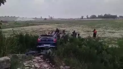 सवायजपुर: बिल्हौर-कटरा हाईवे पर कौशिया के पास तेज रफ्तार कार पुलिया तोड़ते हुए खाई में गिरी, दो लोग गंभीर रूप से घायल